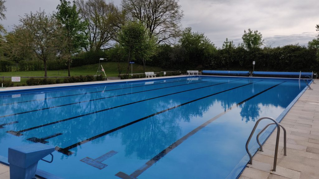 Das Schwimmerbecken im Freibad Bruckmühl